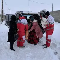 عملیات ۸ ساعته امدادگران برای نجات مادر باردار در برف و کولاک