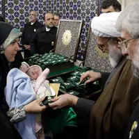 عکس/ غبارروبی ضریح مطهر امام رضا(ع) با حضور بانوان‌