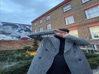 حضور سون هیونگ مین، اسطوره سابق باشگاه تاتنهام، در کنار دیوار نگار جذابی از خود بازیکن