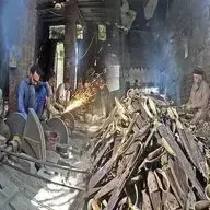 فرآیند تولید انبوه قیچی خیاطی در کارگاهی در پاکستان