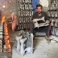فرآیند تولید چرخ خیاطی به روش سنتی در کارگاهی در پاکستان