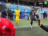 ورود دو تیم استقلال و پرسپولیس به زمین برای شروع دربی امیدهای پایتخت