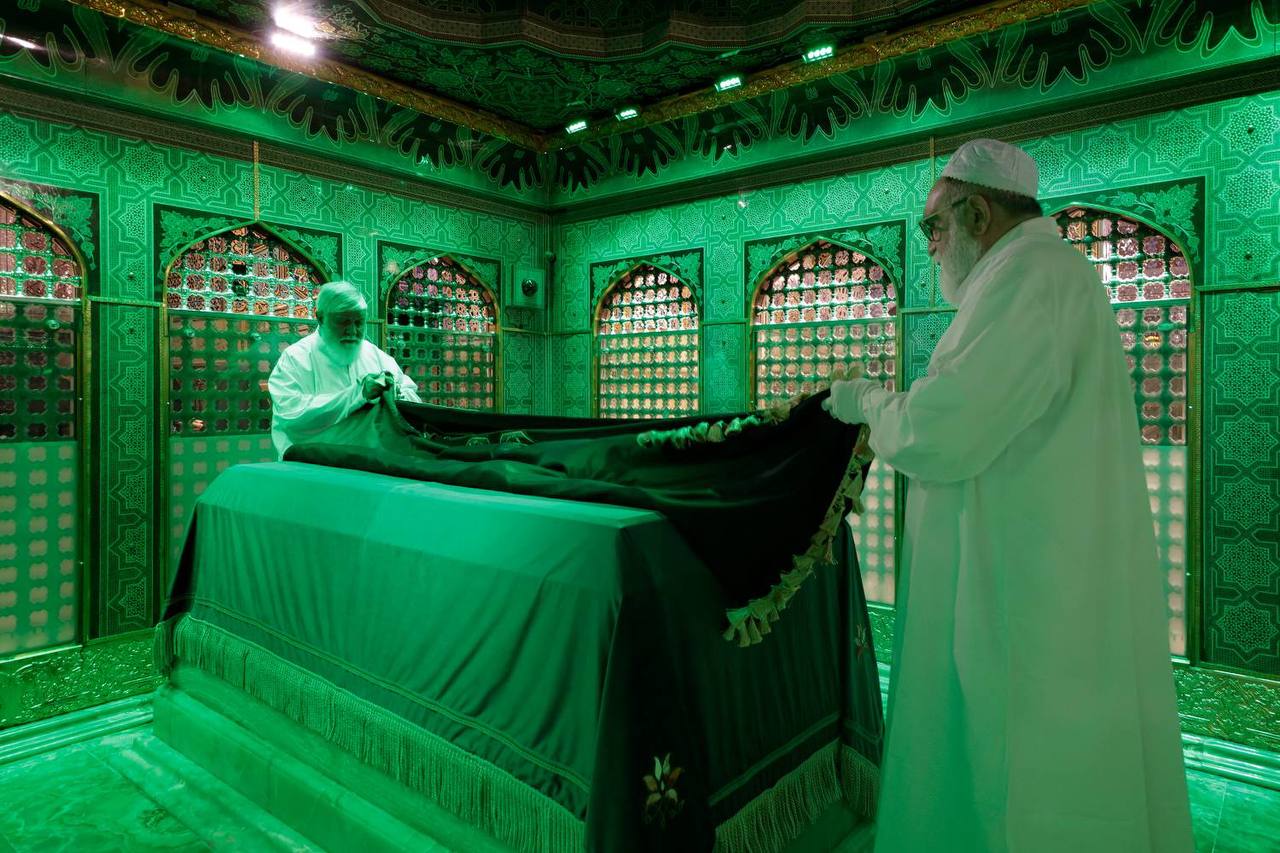 عکس/ غبارروبی ضریح مطهر امام رضا(ع) با حضور بانوان‌