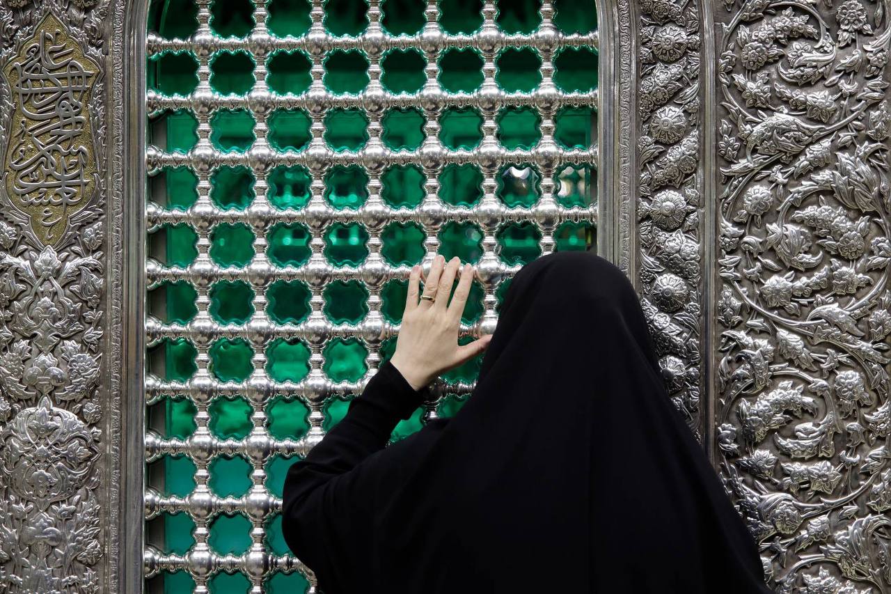 عکس/ غبارروبی ضریح مطهر امام رضا(ع) با حضور بانوان‌