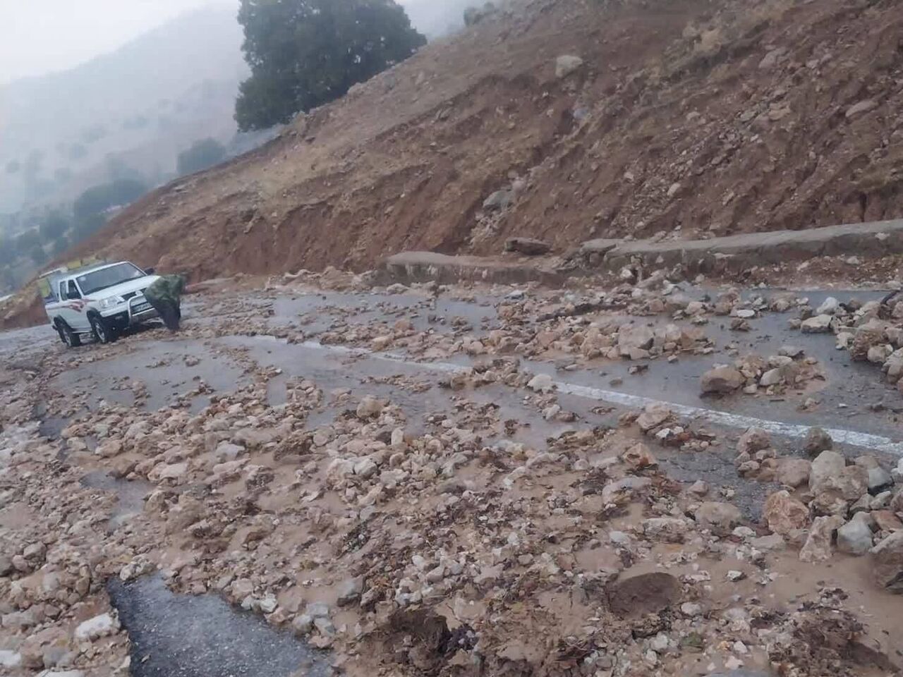 ریزش کوه جاده‌های بخش شهیون دزفول را مسدود کرد