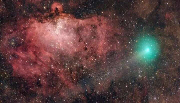 تصویر خیره‌کننده یک دنباله‌دار در کنار ستون‌های آفرینش