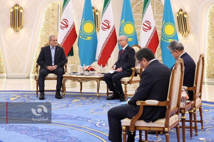 عکس/ دیدار دوجانبه روسای جمهور ایران و قزاقستان