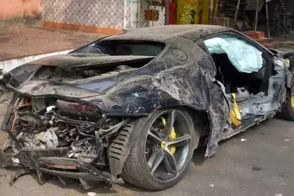 تصادف شدید خودروی فراری با تیر برق و درخت!