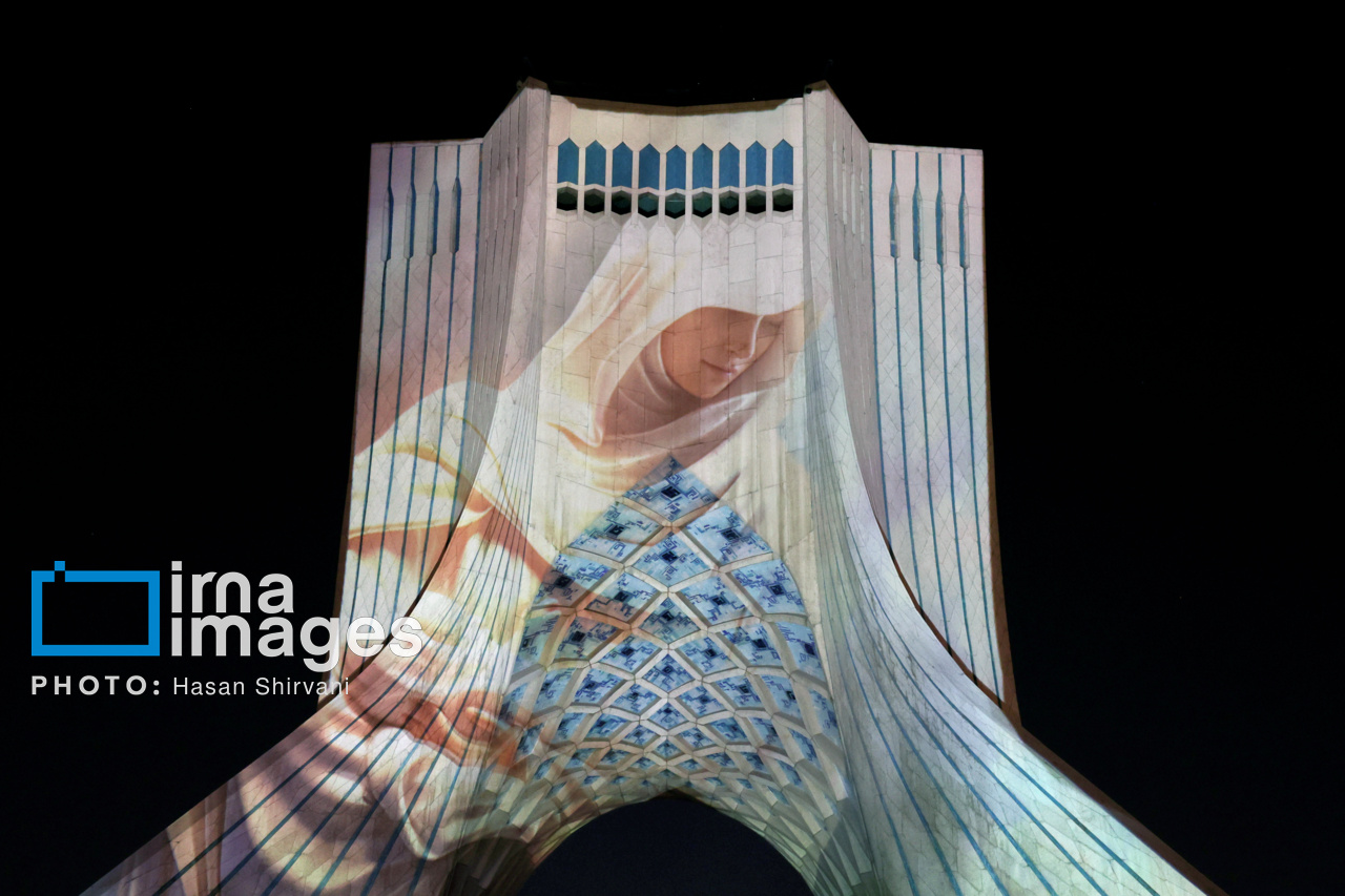 عکس/  ​​​​​​​چهره مادرانه برج آزادی در ایام ولادت حضرت زهرا(س)