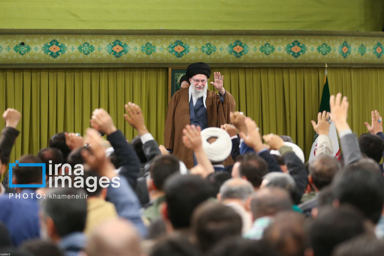 عکس/ دیدار هزاران نفر از مداحان و ستایشگران اهل بیت(ع) با رهبر انقلاب