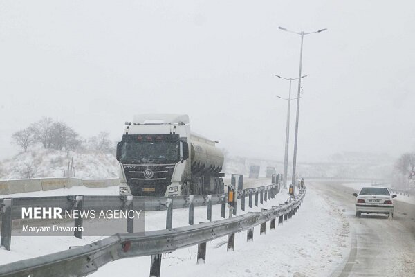 گردنههای کهگیلویه و بویراحمد زیر برف و سنگ؛ رانندگان با احتیاط برانند