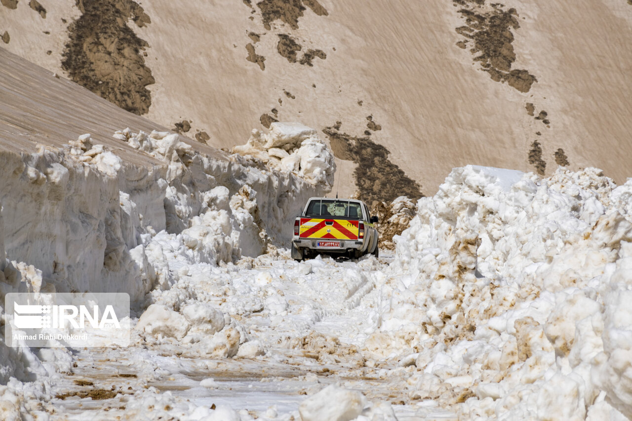 گردنه عسلکشان چهارمحال و بختیاری بر اثر بارش برف مسدود شد