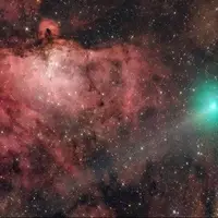 تصویر خیره‌کننده یک دنباله‌دار در کنار ستون‌های آفرینش