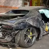 تصادف شدید خودروی فراری با تیر برق و درخت!