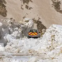 گردنه عسل‌کشان چهارمحال و بختیاری بر اثر بارش برف مسدود شد