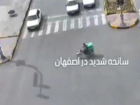 تصادف شدید موتورسوار بر اثر رد کردن چراغ قرمز در اصفهان