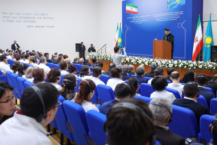 پزشکیان از دانشگاه بین‌المللی نظربایف دکترای افتخاری گرفت