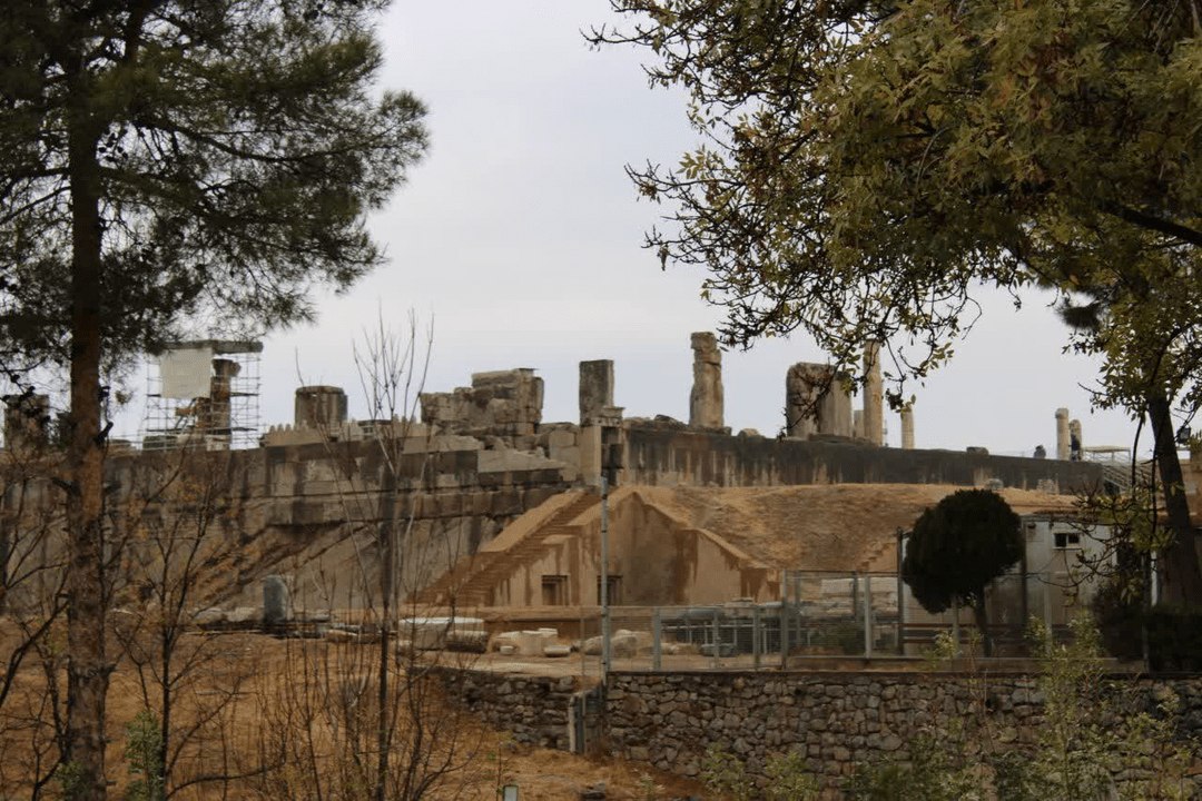 حال‌و‌هوای بارانی تخت‌جمشید