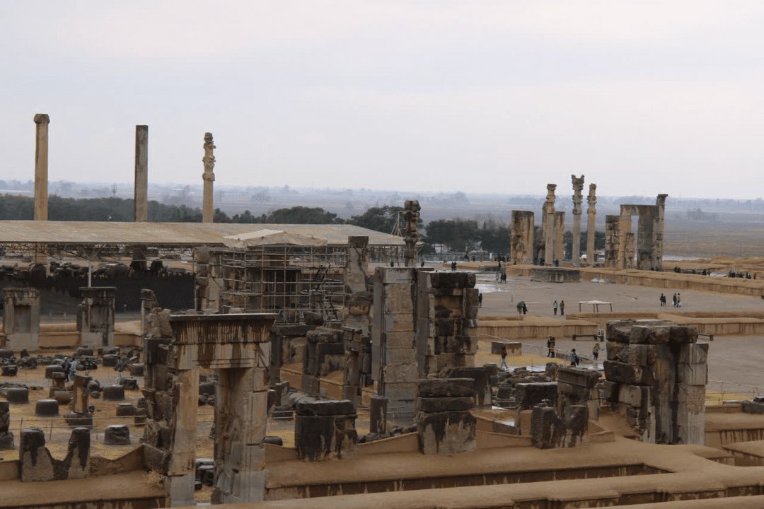 حال‌و‌هوای بارانی تخت‌جمشید