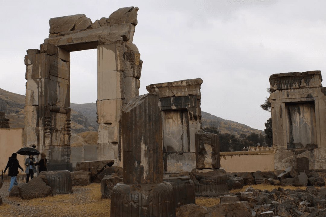 حال‌و‌هوای بارانی تخت‌جمشید