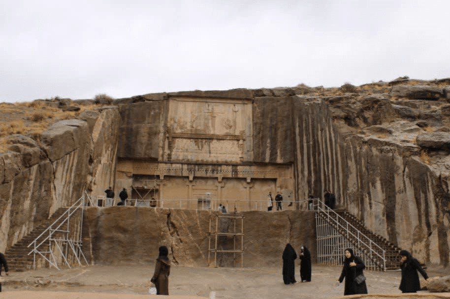 حال‌و‌هوای بارانی تخت‌جمشید