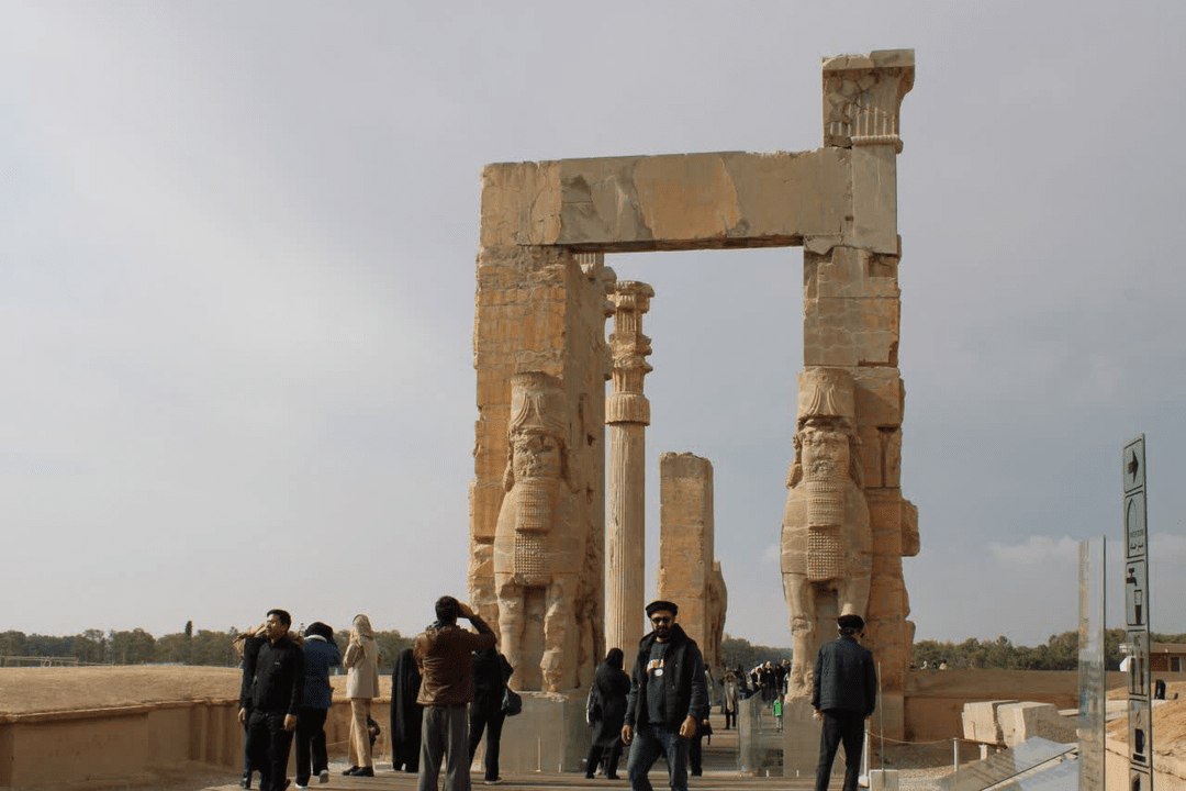 حال‌و‌هوای بارانی تخت‌جمشید