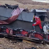 انتقال مصدومان حادثه واژگونی اتوبوس به سمیرم