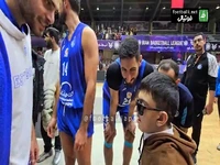کودک نابینایی که پرسپولیسی است و برای دیدن بازیکنان بسکتبال استقلال آمده است