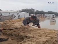 تلاش مردم غزه برای جلوگیری از غرق شدن چادرهایشان