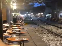 راه آهن هانوی در ویتنام در فاصله یک متری خانه ها