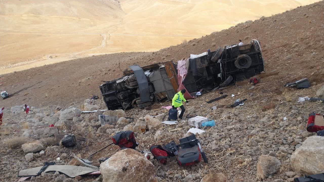 واژگونی اتوبوس مسافربری تهران–یاسوج  با ۳ کشته 