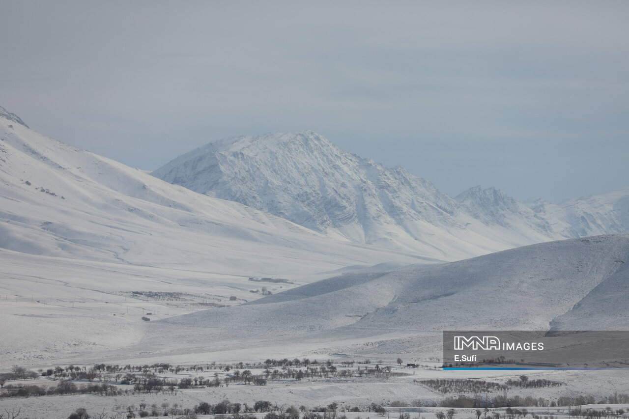 عکس/برف پاییزی در آستانه شازند؛ پایان انتظار زمین تشنه