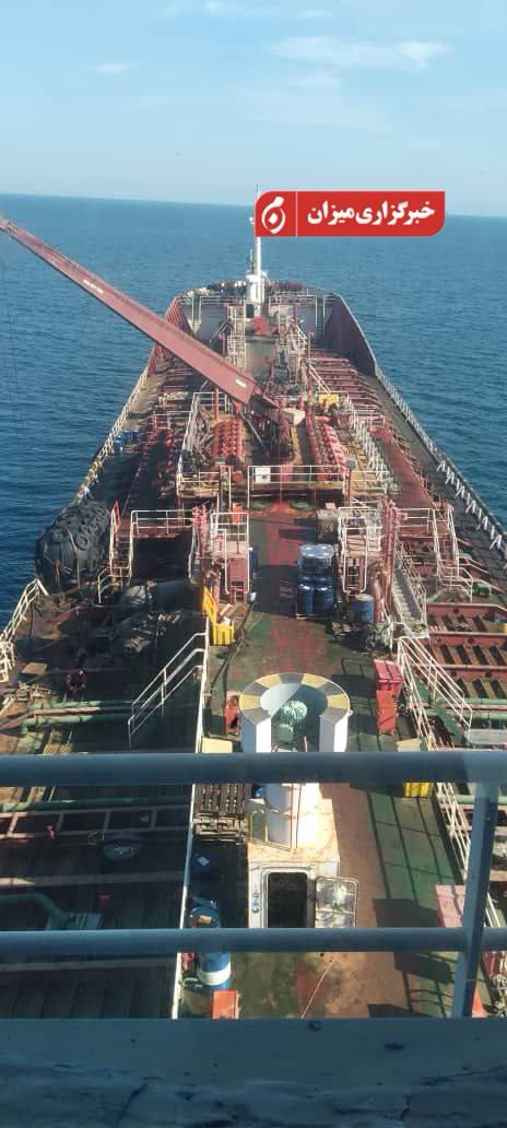 عکس/ توقیف کشتی نفت‌کش خارجی به اتهام حمل ۶ میلیون لیتر سوخت قاچاق در دریای عمان