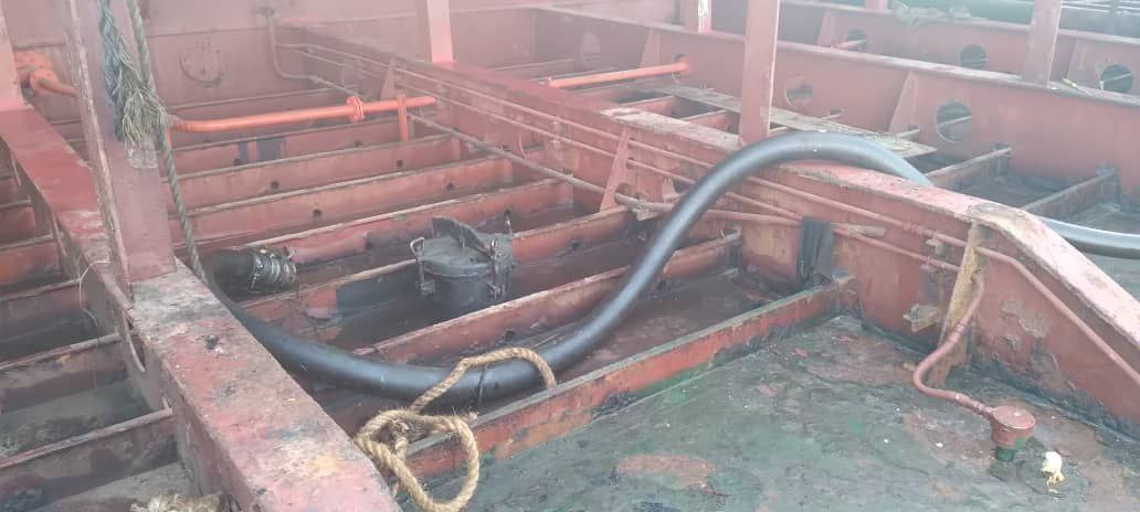 عکس/ توقیف کشتی نفت‌کش خارجی به اتهام حمل ۶ میلیون لیتر سوخت قاچاق در دریای عمان