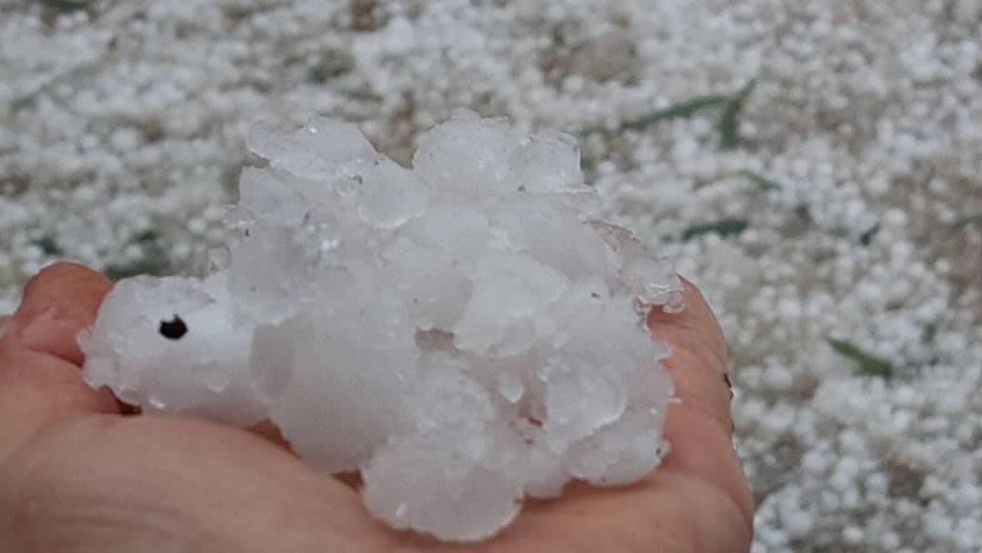 بارش سنگین تگرگ در یکی از نقاط استان فارس