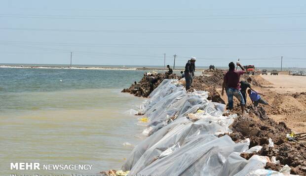 استحکام بخشی سیلبندهای روستای نهر مسیر شادگان در حال انجام است