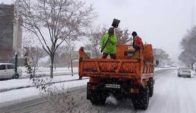 ذخیرهسازی ۱۰۰۰ تن شن و نمک برای مقابله با یخزدگی معابر کرمانشاه