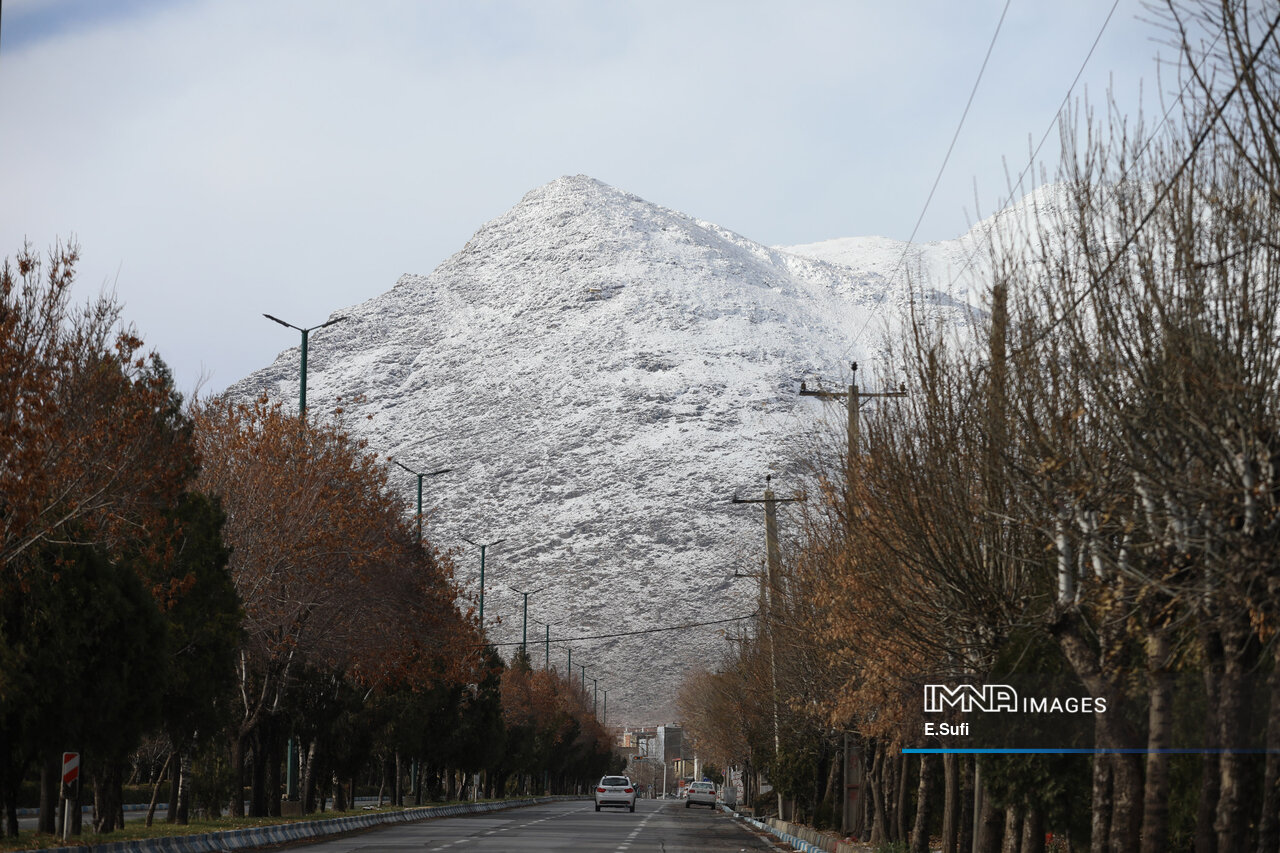 عکس/برف پاییزی در آستانه شازند؛ پایان انتظار زمین تشنه