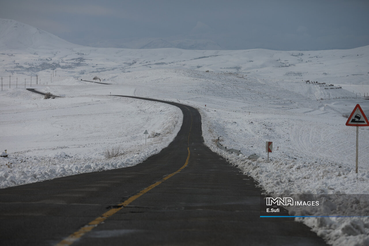 عکس/برف پاییزی در آستانه شازند؛ پایان انتظار زمین تشنه