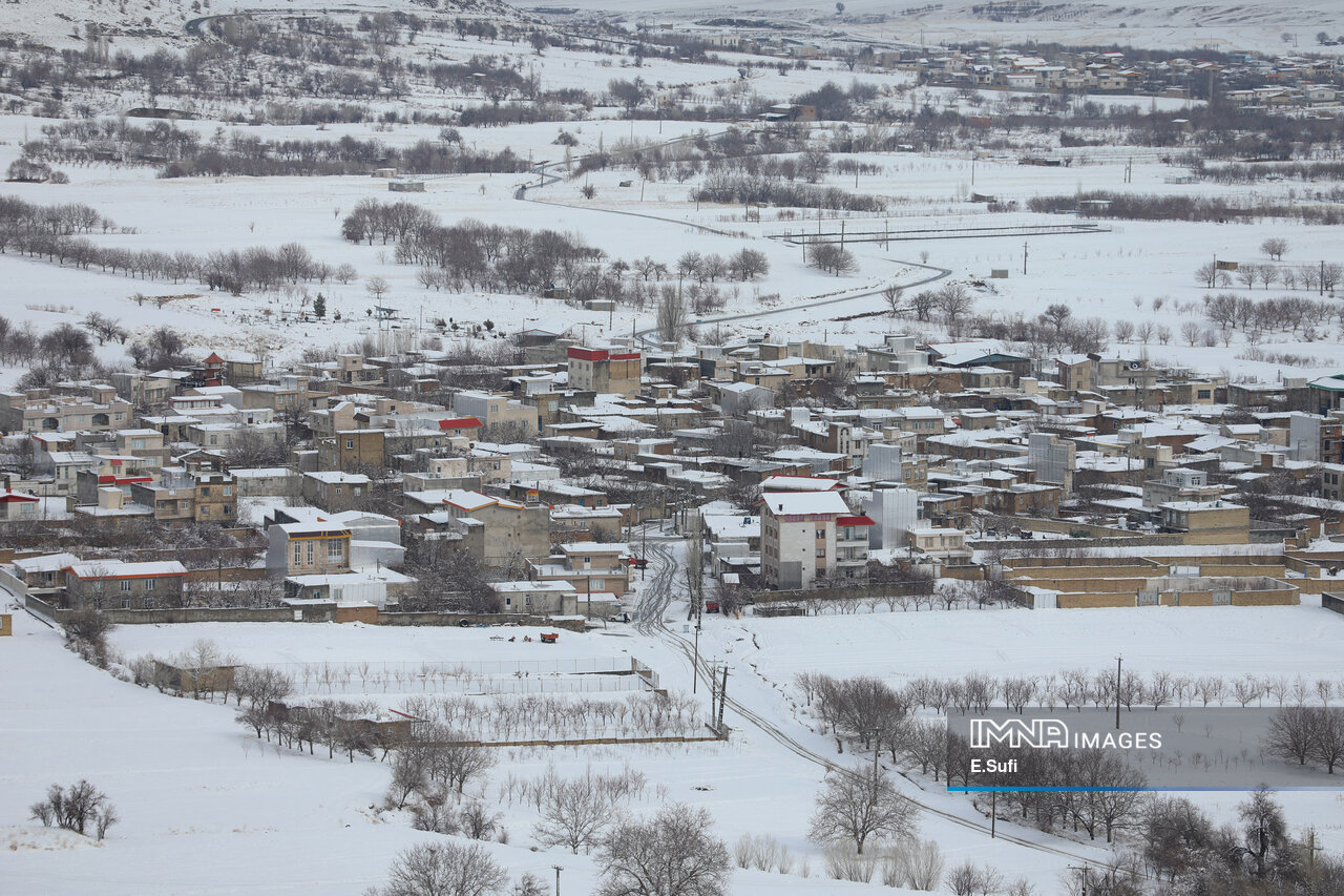 عکس/برف پاییزی در آستانه شازند؛ پایان انتظار زمین تشنه