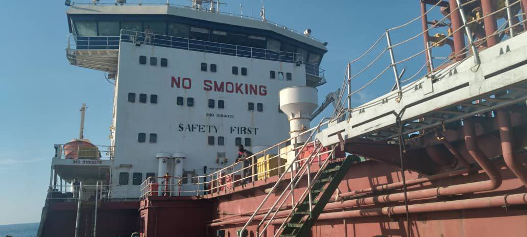 عکس/ توقیف کشتی نفت‌کش خارجی به اتهام حمل ۶ میلیون لیتر سوخت قاچاق در دریای عمان