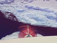 کشتی یخشکن در حال باز کردن مسیر از میان یخهای ضخیم دریای منجمد