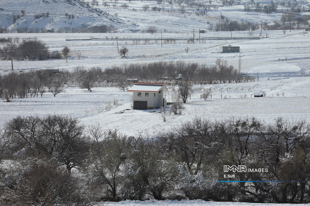 عکس/برف پاییزی در آستانه شازند؛ پایان انتظار زمین تشنه