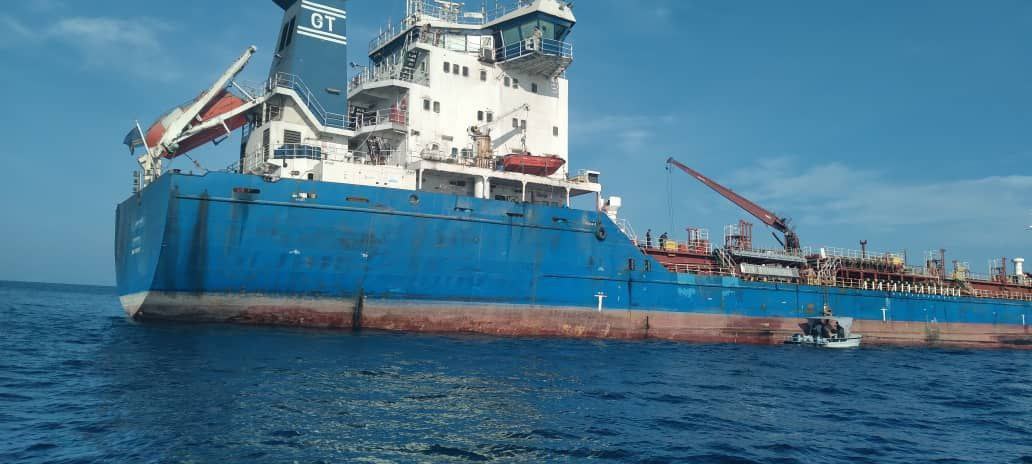 عکس/ توقیف کشتی نفت‌کش خارجی به اتهام حمل ۶ میلیون لیتر سوخت قاچاق در دریای عمان