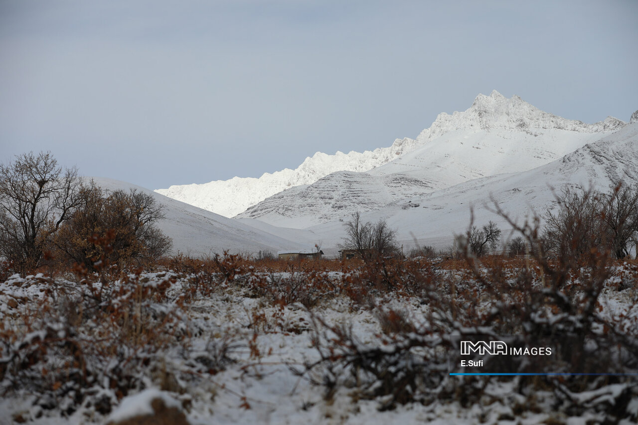 عکس/برف پاییزی در آستانه شازند؛ پایان انتظار زمین تشنه