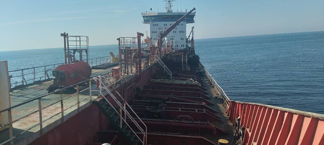 عکس/ توقیف کشتی نفت‌کش خارجی به اتهام حمل ۶ میلیون لیتر سوخت قاچاق در دریای عمان