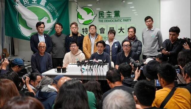 در پی فشار پکن بزرگترین حزب مخالفان در هنگکنگ منحل شد