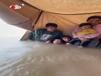 شرایط بسیار سخت کودکان غزه در میان چادرهای در حال غرق