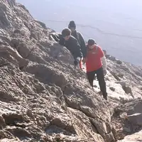 نجات ۲ فرد گرفتار در ارتفاعات کوهستانی مهریز یزد