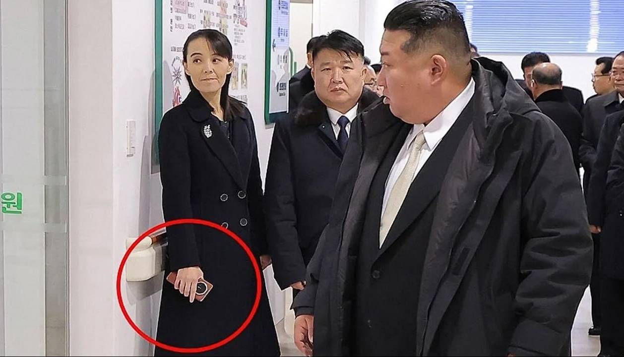 تلفن هوشمند ۱۳۰۰ دلاری در سرزمین حقوقهای ۳ دلاری؛ خواهر رهبر کره شمالی با گوشی تاشوی خارجی دیده شد